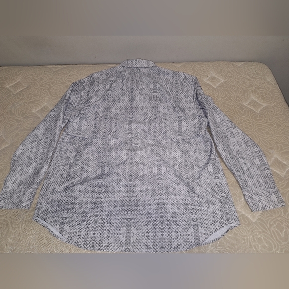 A Reel Legends men's medium long sleeve fishing shirt. Silver fishscale pattern - Picture 6 of 8